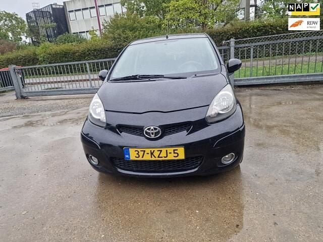 Zwart Gebruikt 2010 Toyota Aygo Comfort Hatchback | € 2.999 (Eerlijke prijs) - Afbeelding 1/4