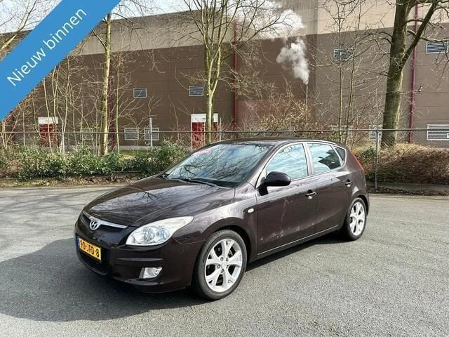 Bruin, metallic lak Gebruikt 2009 Hyundai i30 Dynamiq Hatchback | € 2.799 (Eerlijke prijs) - Afbeelding 1/4