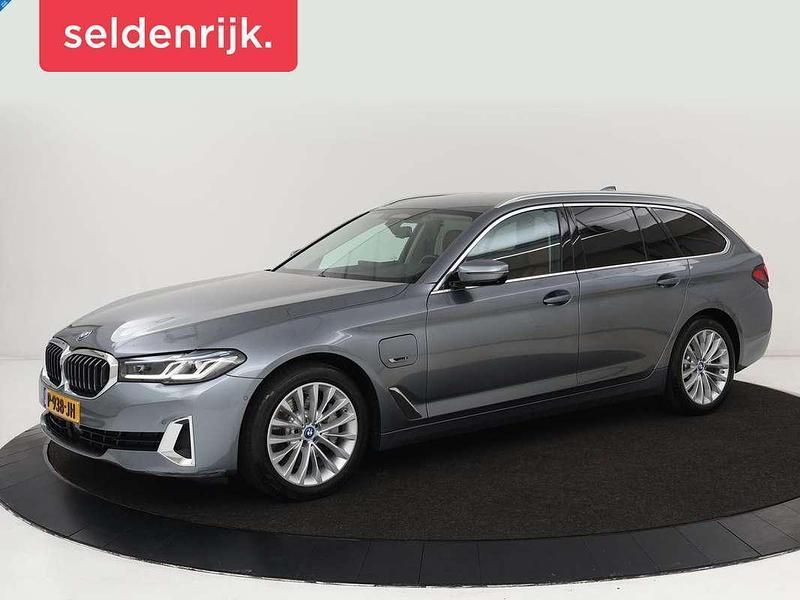 Grijs Gebruikt 2022 BMW 520 Comfort Edition Stationwagen | € 30.900 (Super prijs) - Afbeelding 1/4