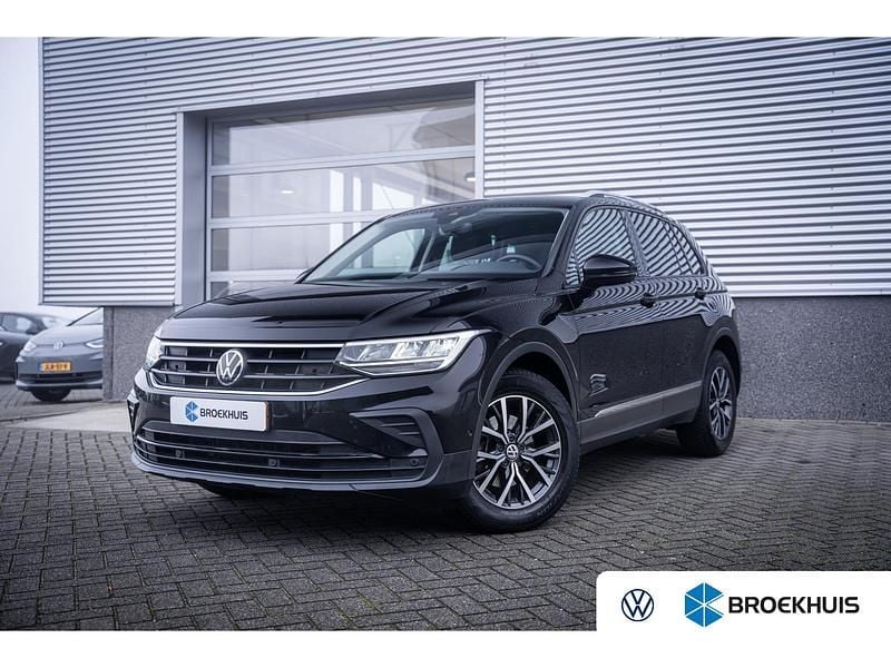 Zwart Gebruikt 2022 VW Tiguan Life SUV | € 27.895 (Goede deal) - Afbeelding 1/4