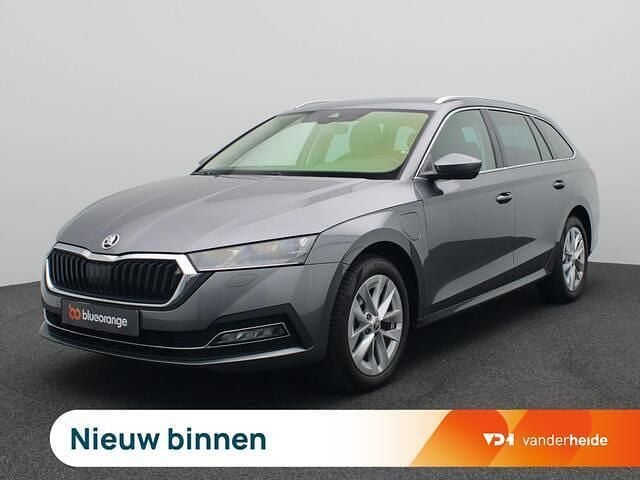 Grijs Gebruikt 2024 Skoda Octavia Business Line Stationwagen | € 36.900 (Duur) - Afbeelding 1/3