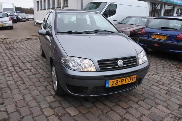 Occasion Fiat Punto Young 95 PK (69 kW) 2004 Grijs (metallic) Hatchback