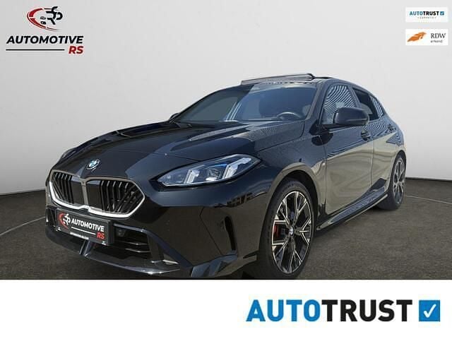 Zwart Gebruikt 2024 BMW 120 Shadowline Hatchback | € 37.595 (Goede deal) - Afbeelding 1/4