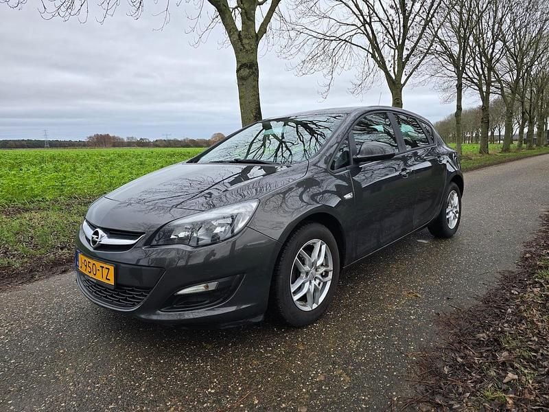 Grijs Gebruikt 2015 Opel Astra Edition Hatchback | € 4.350 (Eerlijke prijs) - Afbeelding 1/4