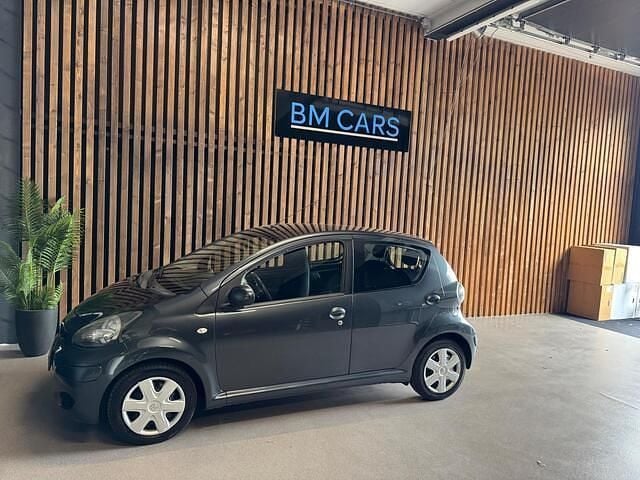 Grijs Gebruikt 2012 Toyota Aygo Hatchback | € 3.499 (Goede deal) - Afbeelding 1/4