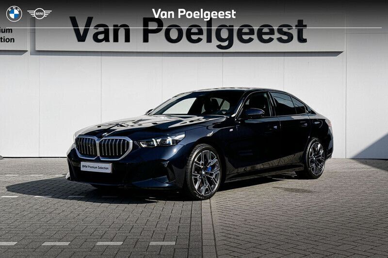 M carbonschwarz Gebruikt 2024 BMW 540 Shadowline Sedan | € 86.900 - Afbeelding 1/4