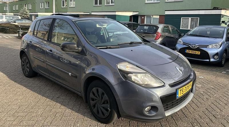 Grijs Gebruikt 2010 Renault Clio II Authentique Hatchback | € 1.950 (Eerlijke prijs) - Afbeelding 1/4