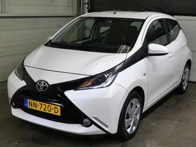 Wit Gebruikt 2017 Toyota Aygo X-play Hatchback | € 7.445 (Eerlijke prijs) - Afbeelding 1/4