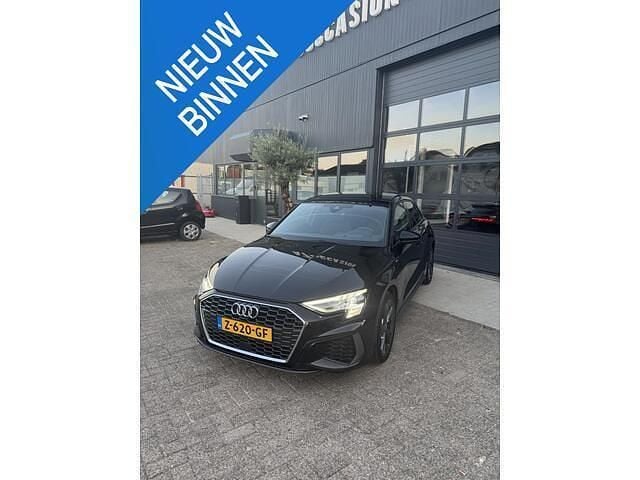Zwart Gebruikt 2021 Audi A3 Sportback Competition Hatchback | € 32.950 (Iets duurder) - Afbeelding 1/4