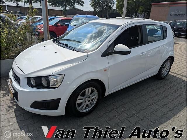 Wit Gebruikt 2011 Chevrolet Aveo LT Hatchback | € 2.950 (Eerlijke prijs) - Afbeelding 1/4