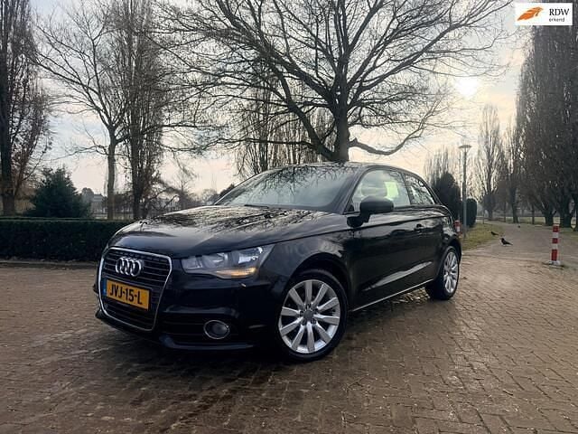 Zwart (metallic) Occasion 2013 Audi A1 Proline Hatchback | € 6.495 (Goede deal) - Afbeelding 1/4