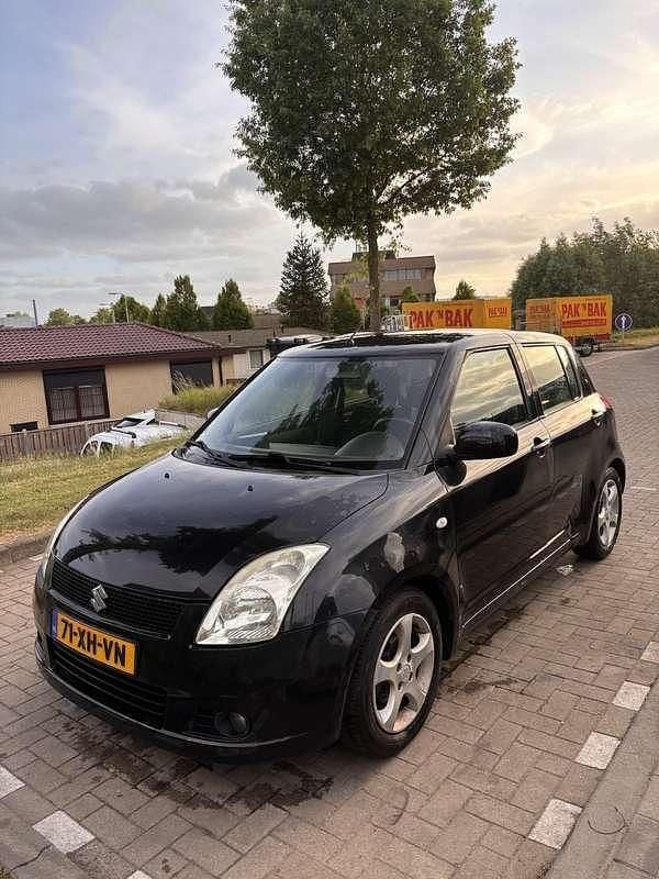 Zwart Gebruikt 2007 Suzuki Swift GLX Hatchback | € 2.150 (Goede deal) - Afbeelding 1/4