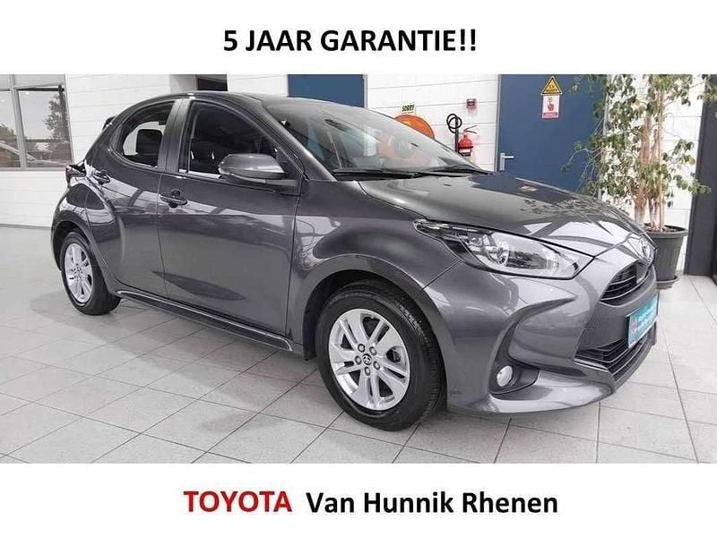Grijs Gebruikt 2023 Toyota Yaris Hybrid Business Edition Hatchback | € 20.950 (Goede deal) - Afbeelding 1/4