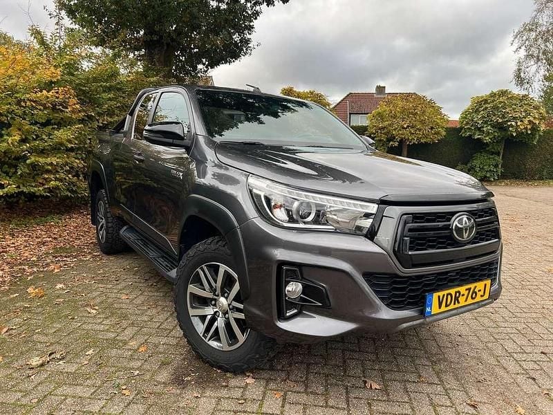 Grijs Gebruikt 2020 Toyota HiLux Pickup | € 32.950 (Eerlijke prijs) - Afbeelding 1/4