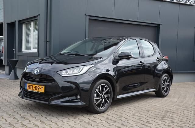 Zwart Gebruikt 2024 Toyota Yaris Comfort Hatchback | € 22.450 (Goede deal) - Afbeelding 1/4