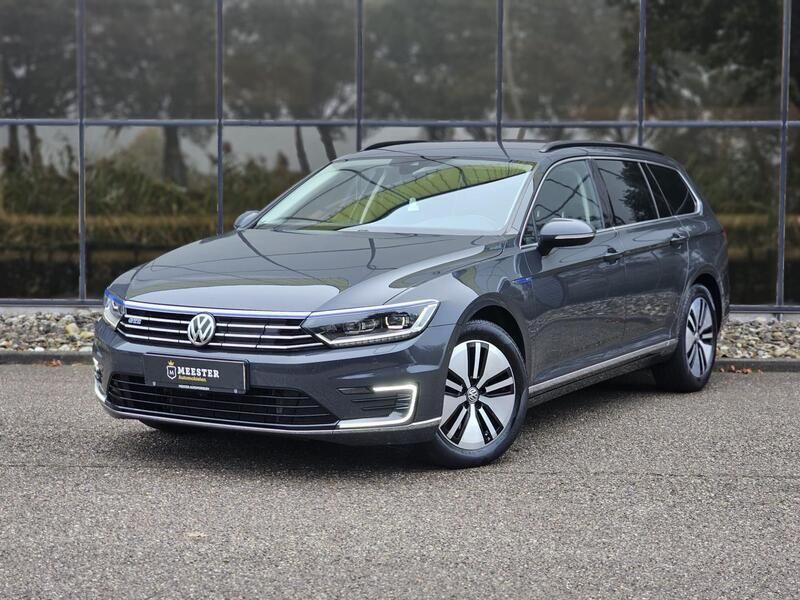 Grijs Gebruikt 2023 VW Passat GTE Stationwagen | € 20.945 - Afbeelding 1/4