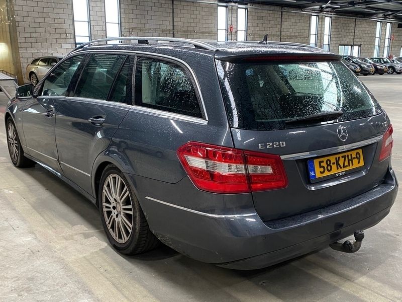 Grijs Gebruikt 2010 Mercedes E220 Stationwagen | € 3.445 - Afbeelding 1/3
