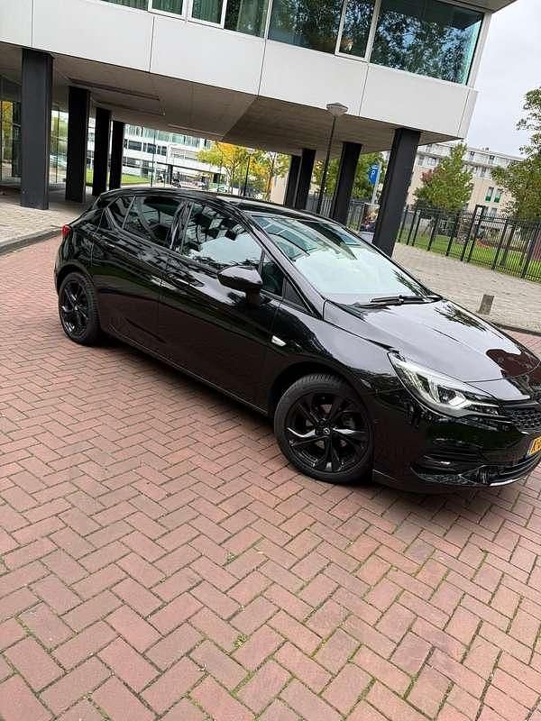 Zwart Gebruikt 2020 Opel Astra Ultimate Hatchback | € 14.950 (Eerlijke prijs) - Afbeelding 1/4