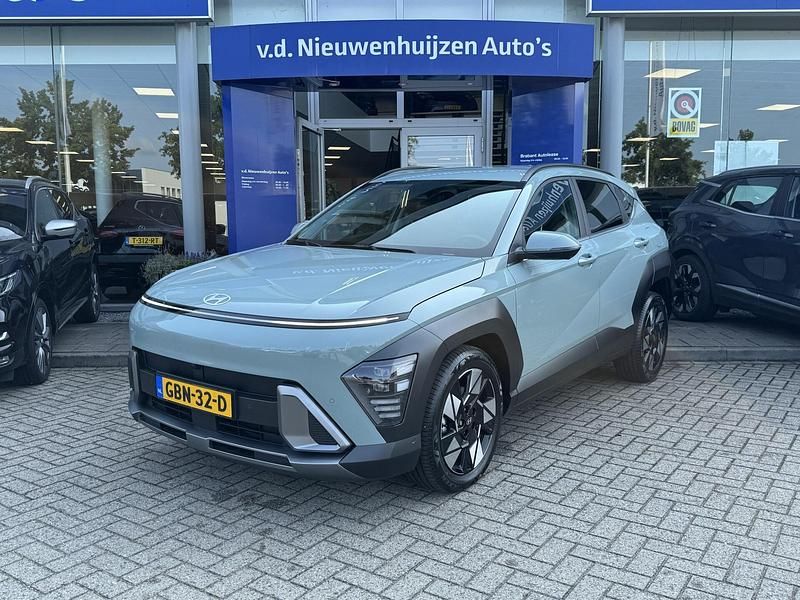 Groen, metallic lak Gebruikt 2024 Hyundai Kona Premium SUV | € 34.950 (Duur) - Afbeelding 1/4