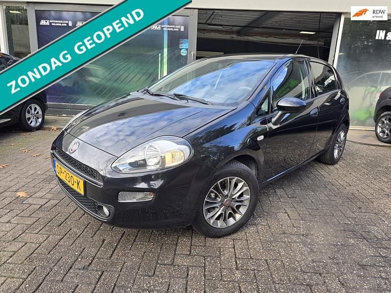 Zwart Gebruikt 2015 Fiat Punto Street Hatchback | € 4.999 (Eerlijke prijs) - Afbeelding 1/4