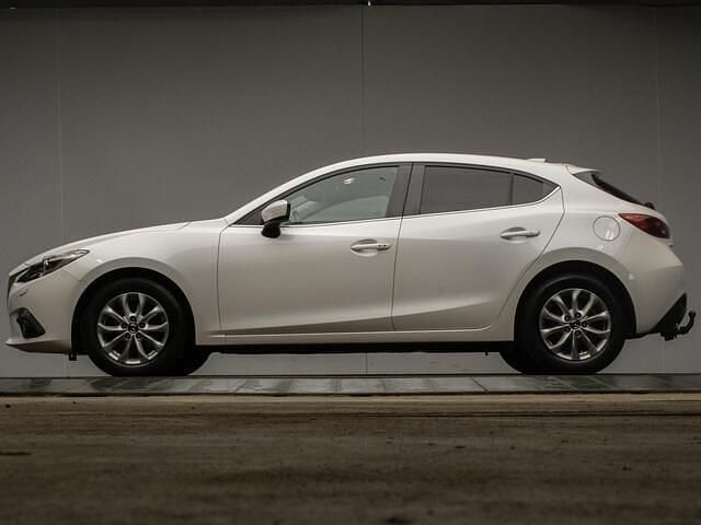Wit (metallic) Gebruikt 2015 Mazda 3 Inclusive Hatchback | € 12.945 (Goede deal) - Afbeelding 1/4