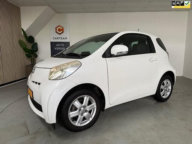 Wit (metallic) Occasion 2011 Toyota iQ Comfort Hatchback | € 5.250 (Eerlijke prijs) - Afbeelding 1/4