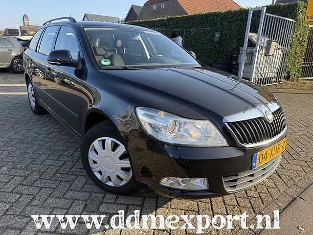 Zwart Gebruikt 2012 Skoda Octavia Business Line Stationwagen | € 2.999 (Super prijs) - Afbeelding 1/4