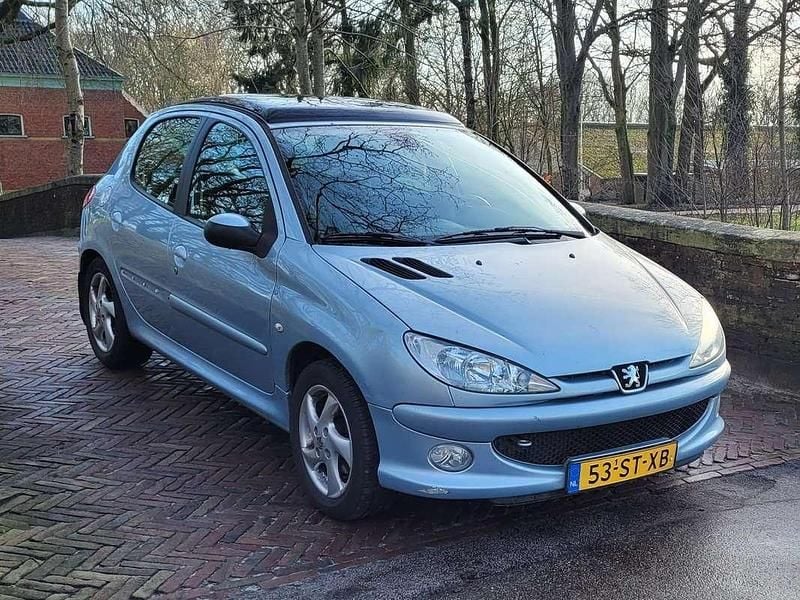 Zilver Occasion 2006 Peugeot 206 Hatchback | € 399 (Goede deal) - Afbeelding 1/4
