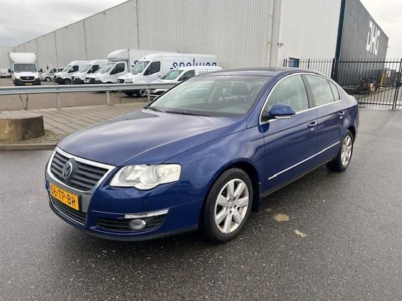 Blauw Occasion 2007 VW Passat Sportline Sedan | € 2.950 (Eerlijke prijs) - Afbeelding 1/4