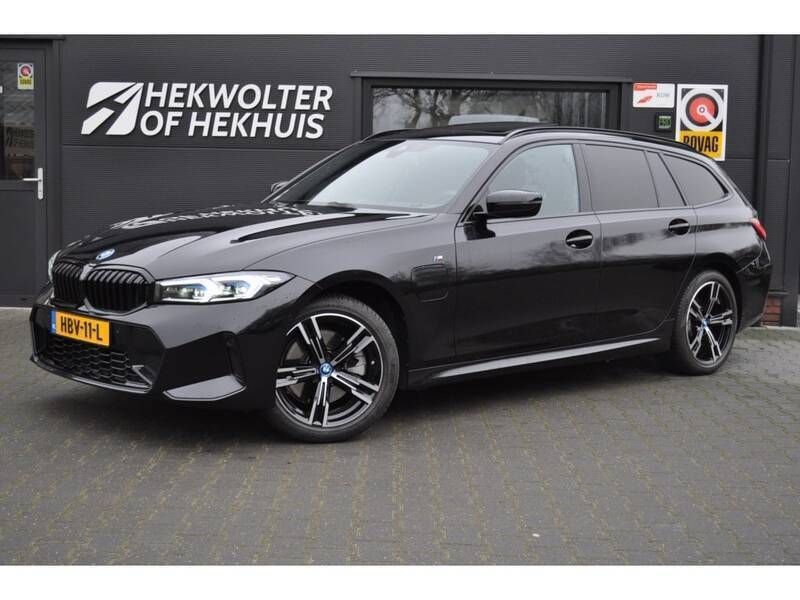 Zwart Gebruikt 2024 BMW 330 Executive Stationwagen | € 46.450 (Eerlijke prijs) - Afbeelding 1/4