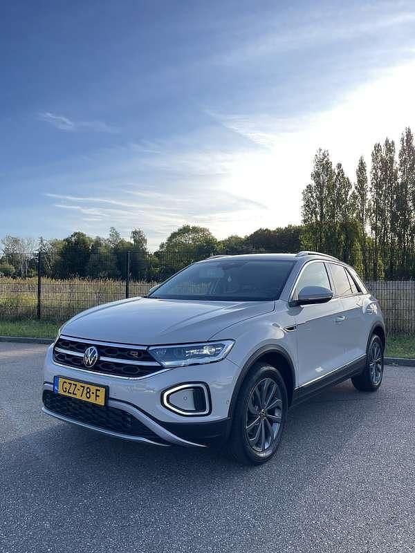 Grijs Gebruikt 2023 VW T-Roc R-line SUV | € 32.500 (Eerlijke prijs) - Afbeelding 1/4