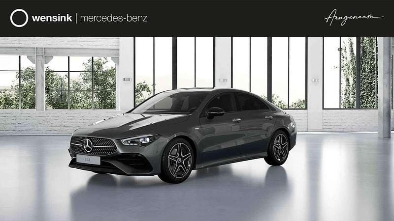 Grijs Nieuw 2025 Mercedes CLA250e Business Sedan | € 52.508 (Goede deal) - Afbeelding 1/4