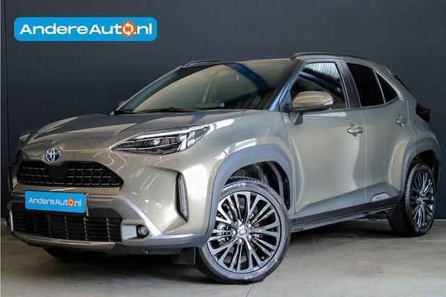 Groen, metallic lak Gebruikt 2023 Toyota Yaris Cross SUV | € 30.495 (Eerlijke prijs) - Afbeelding 1/4