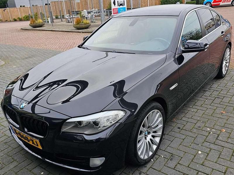 Zwart Occasion 2012 BMW 520 Executive Sedan | € 12.000 (Goede deal) - Afbeelding 1/4