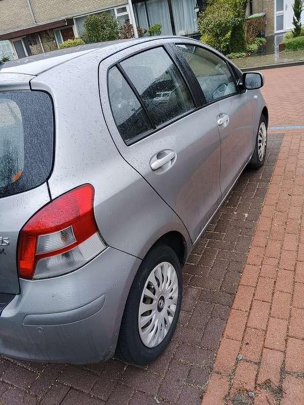 Occasion Toyota Yaris 101 PK (74 kW) 2010 Grijs Hatchback
