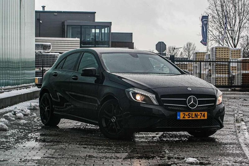Zwart (metallic) Occasion 2013 Mercedes A180 Style Sedan | € 6.995 (Eerlijke prijs) - Afbeelding 1/4