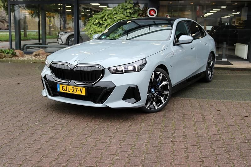 Grijs Gebruikt 2024 BMW 550e M Sport Sedan | € 79.750 (Super prijs) - Afbeelding 1/4