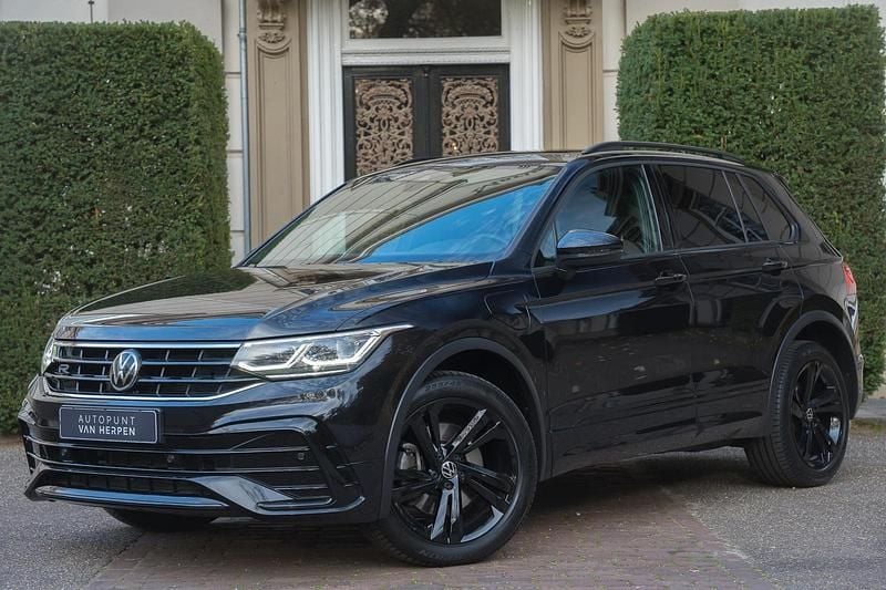 Zwart Gebruikt 2022 VW Tiguan Business+ SUV | € 35.440 (Eerlijke prijs) - Afbeelding 1/4