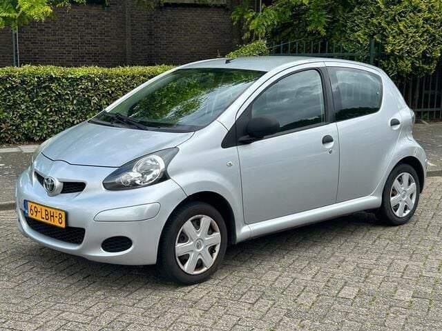 Zilver Gebruikt 2010 Toyota Aygo Hatchback | € 2.450 (Goede deal) - Afbeelding 1/4