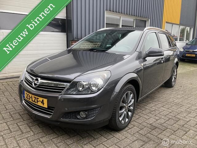 Grijs Gebruikt 2010 Opel Astra Cosmo Stationwagen | € 3.649 (Eerlijke prijs) - Afbeelding 1/4