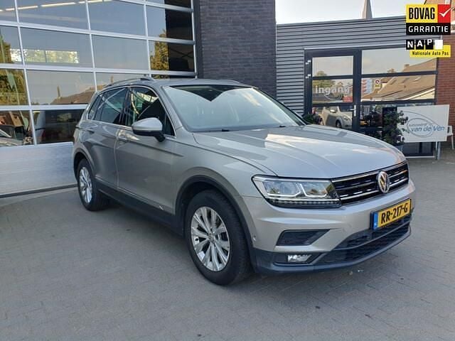 Beige (metallic) Occasion 2018 VW Tiguan Comfortline SUV | € 20.000 (Eerlijke prijs) - Afbeelding 1/4