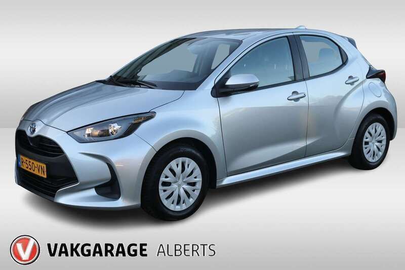 Grijs Gebruikt 2022 Toyota Yaris Hybrid Active Hatchback | € 18.450 (Eerlijke prijs) - Afbeelding 1/4