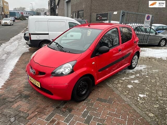Rood (metallic) Gebruikt 2008 Toyota Aygo Hatchback | € 1.499 (Goede deal) - Afbeelding 1/4