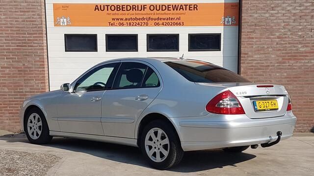 Occasion Mercedes E220 Classic 170 PK (125 kW) 2006 Grijs, metallic lak Sedan