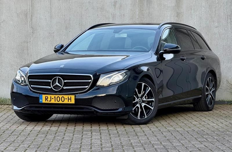 Zwart Occasion 2017 Mercedes E220 AMG line Stationwagen | € 19.595 (Eerlijke prijs) - Afbeelding 1/4