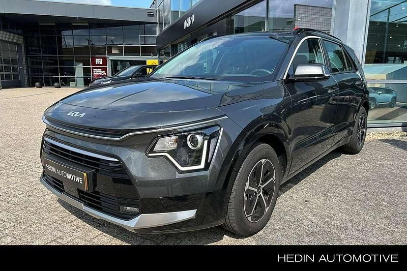 Grijs Gebruikt 2024 Kia Niro SUV | € 32.945 (Eerlijke prijs) - Afbeelding 1/3
