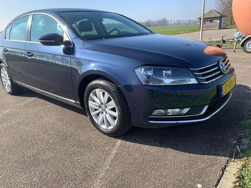 Blauw Gebruikt 2012 VW Passat Comfortline Sedan | € 12.750 - Afbeelding 1/4