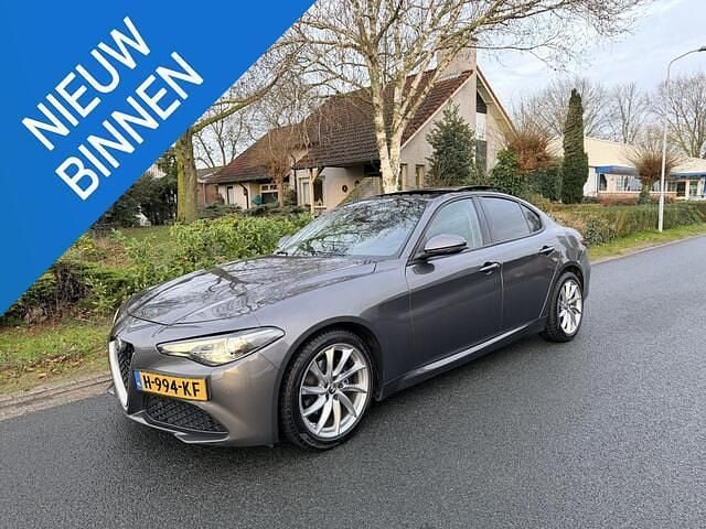 Grijs Gebruikt 2018 Alfa Romeo Giulia Sedan | € 14.750 (Eerlijke prijs) - Afbeelding 1/4