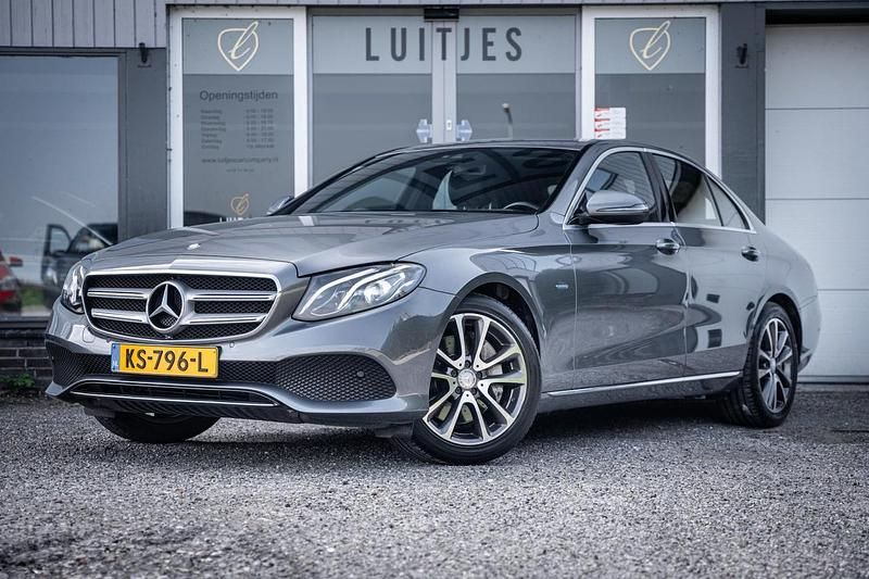 Grijs Gebruikt 2016 Mercedes E350 Sedan | € 22.500 (Eerlijke prijs) - Afbeelding 1/4