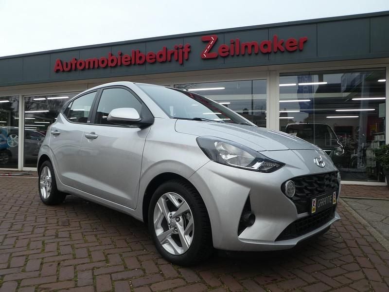Grijs Gebruikt 2021 Hyundai i10 Comfort Hatchback | € 15.945 (Eerlijke prijs) - Afbeelding 1/4